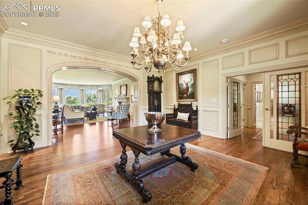 Image 5 of 50: Dining Area