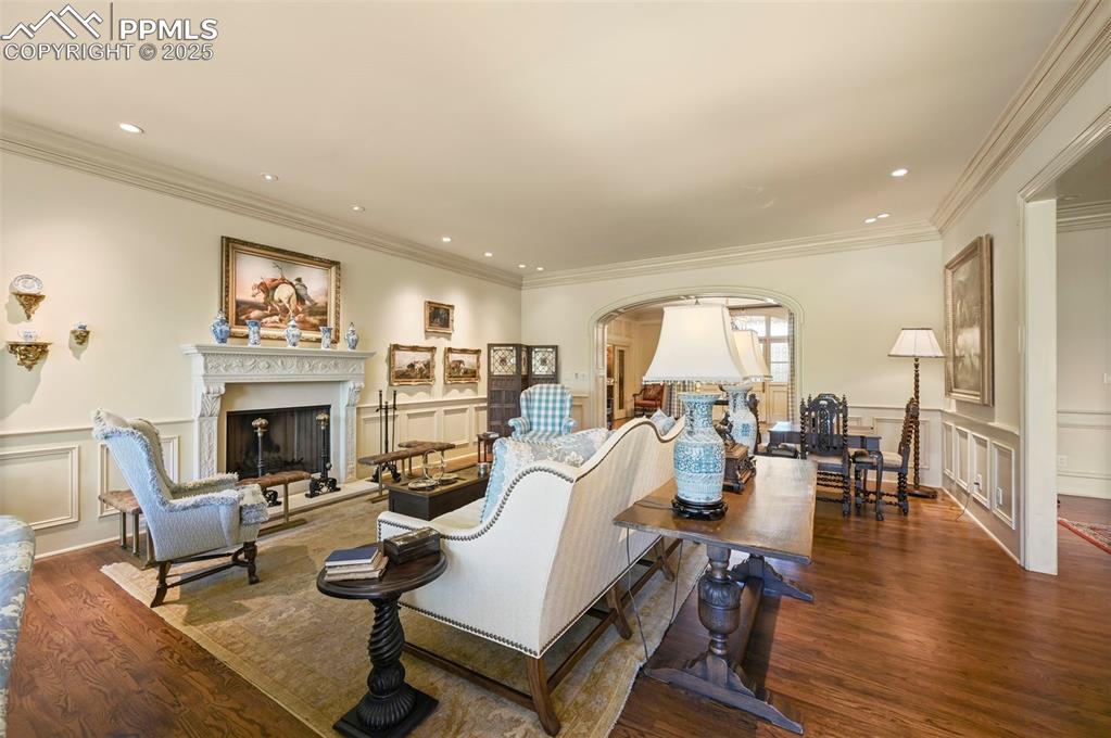 Image 8 of 50: Living Room