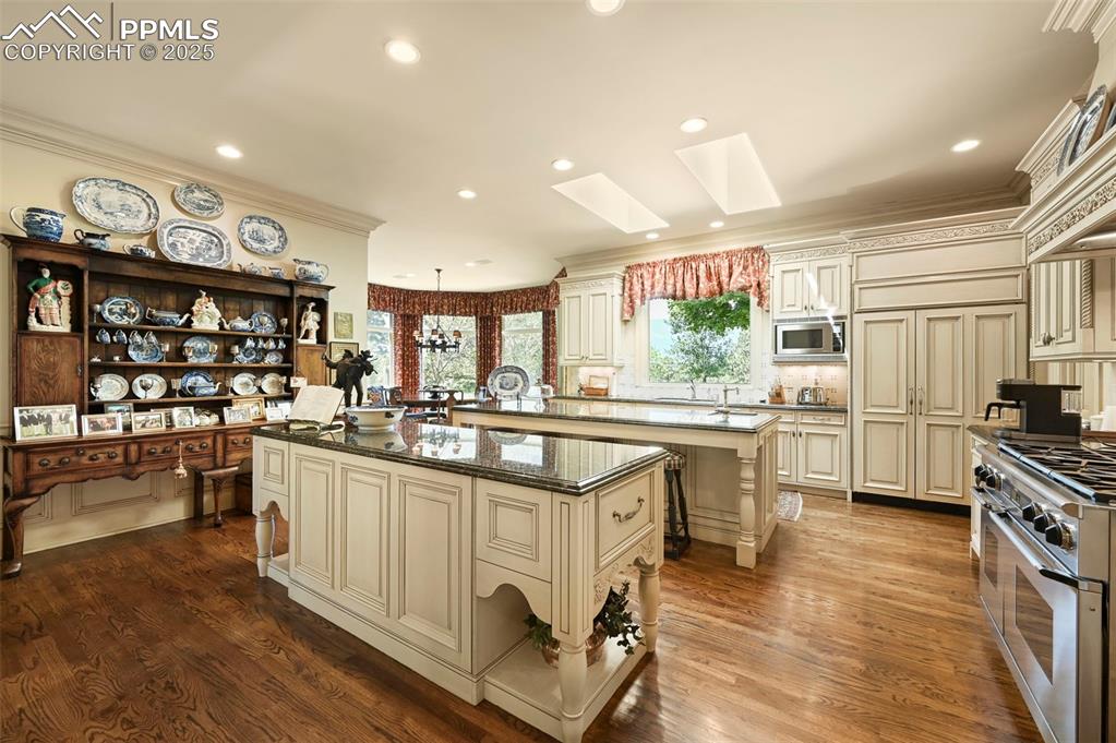 Image 9 of 50: Kitchen