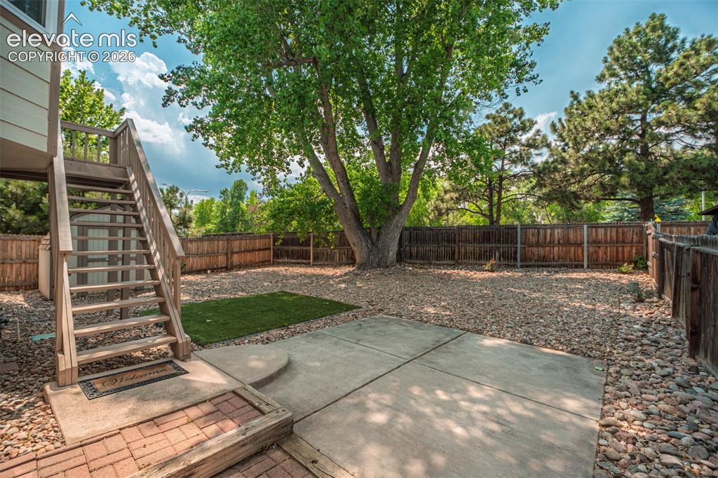 Image 22 of 28: Yard
