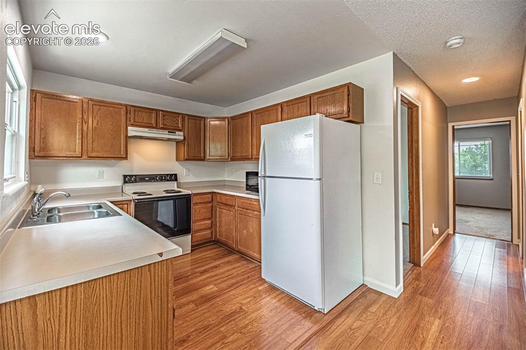 Image 3 of 28: Kitchen