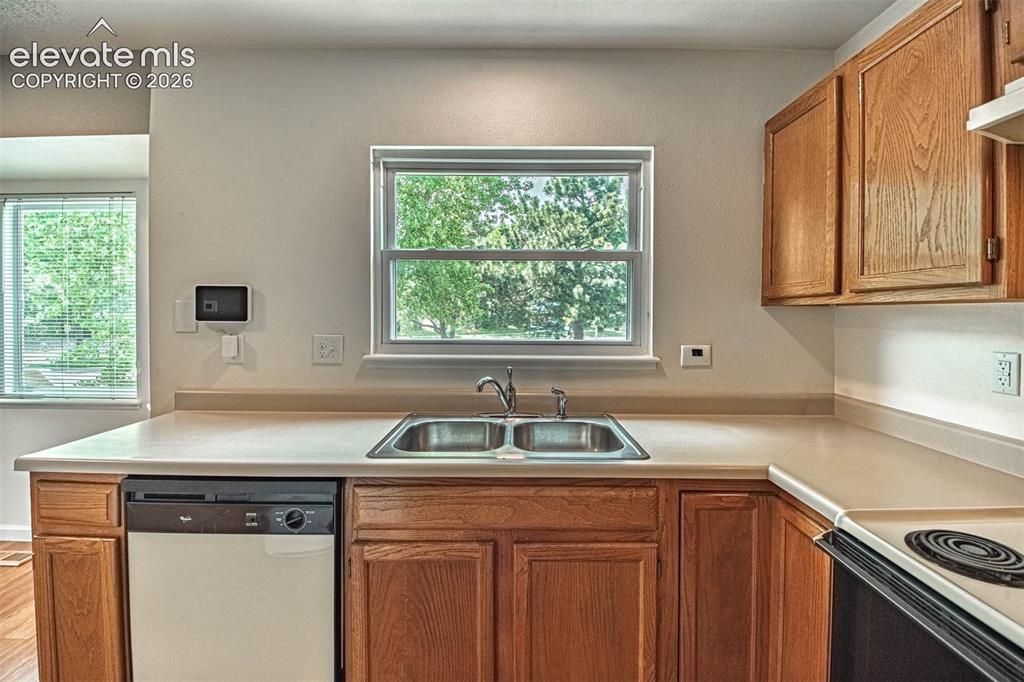 Image 4 of 28: Kitchen