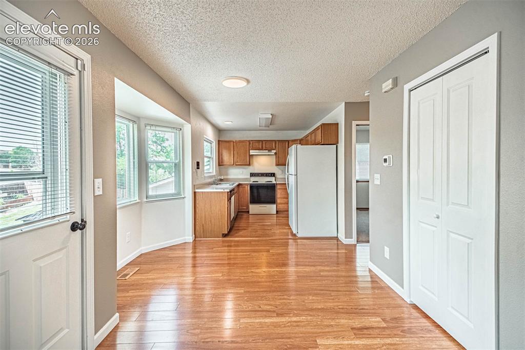 Image 7 of 28: Dining Area