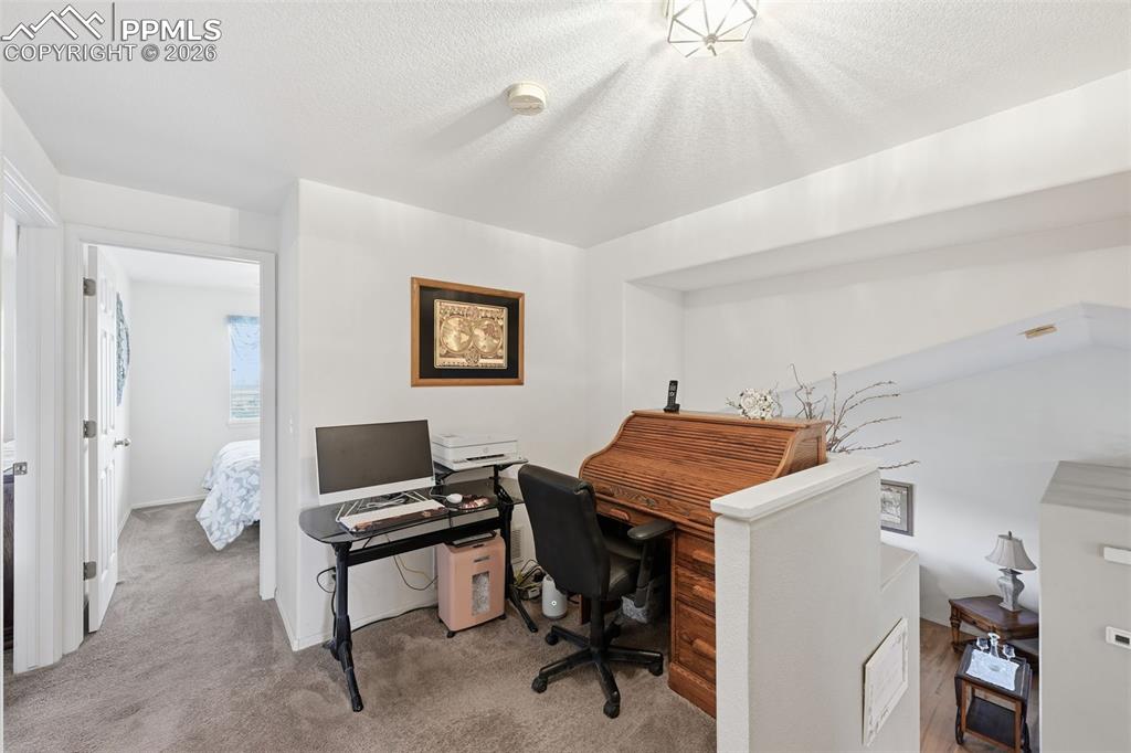 Image 19 of 35: Office