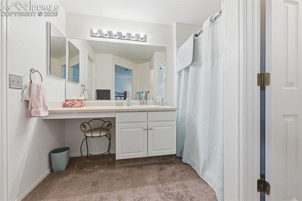 Image 24 of 35: Bathroom