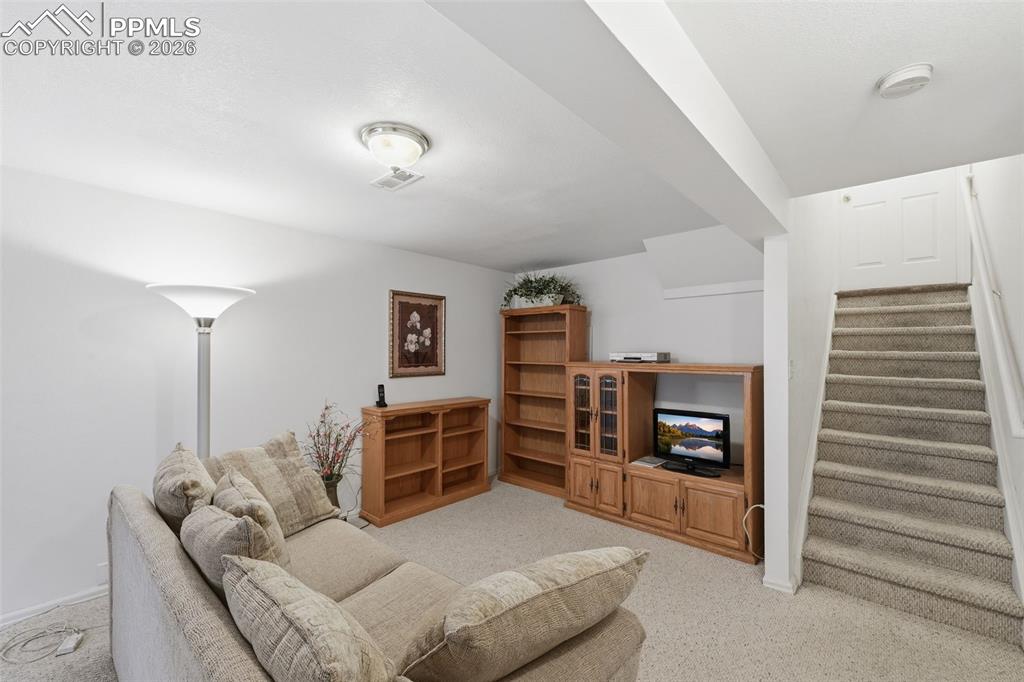 Image 27 of 35: Living Room