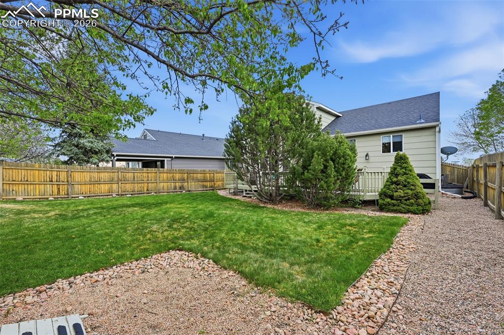 Image 33 of 35: Yard