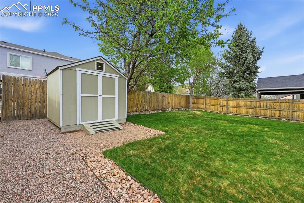 Image 34 of 35: Yard