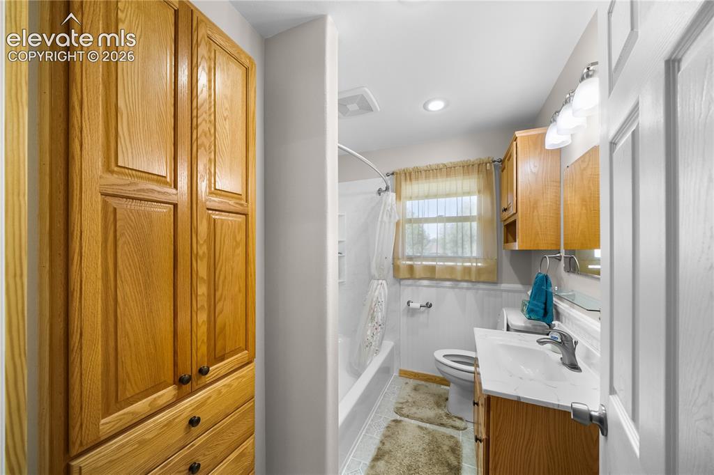 Image 14 of 28: Bathroom
