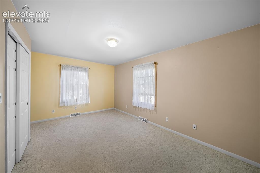Image 18 of 28: Bedroom