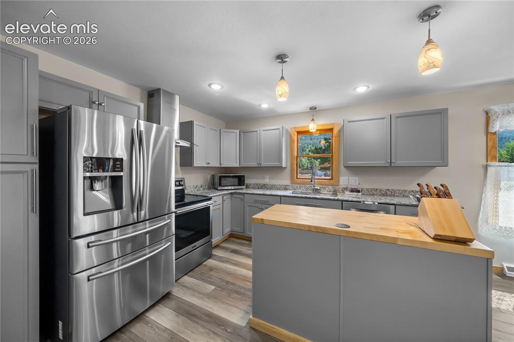Image 2 of 28: Kitchen