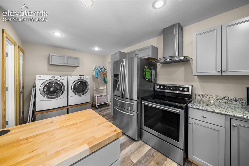 Image 3 of 28: Kitchen
