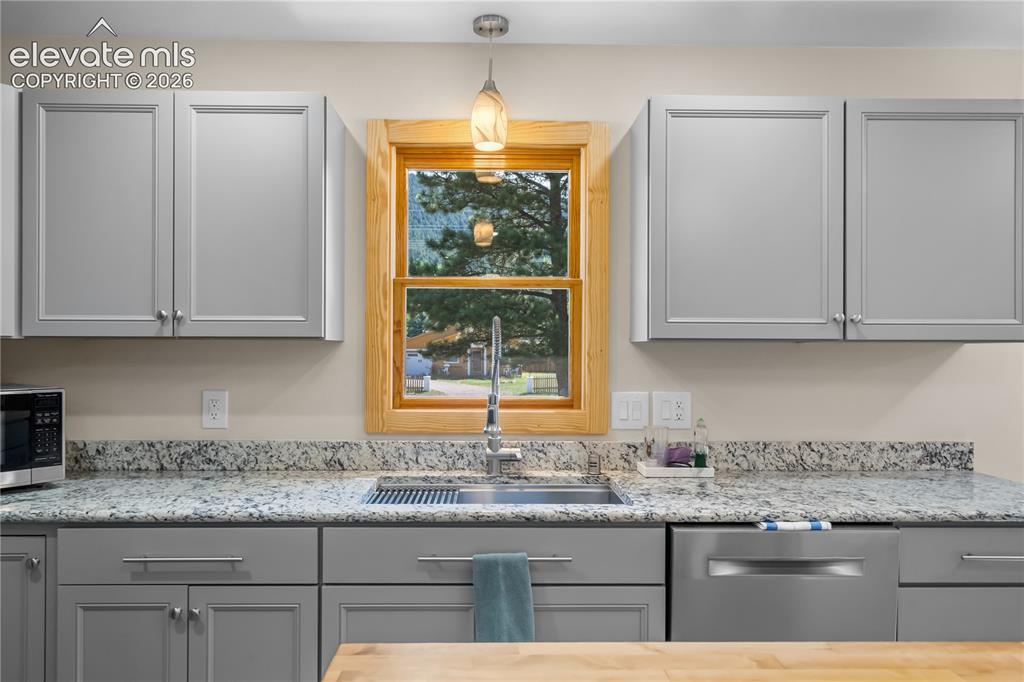 Image 4 of 28: Kitchen