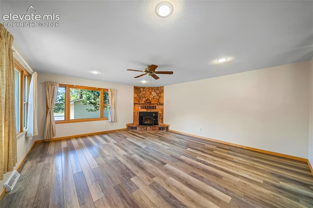 Image 9 of 28: Living Room