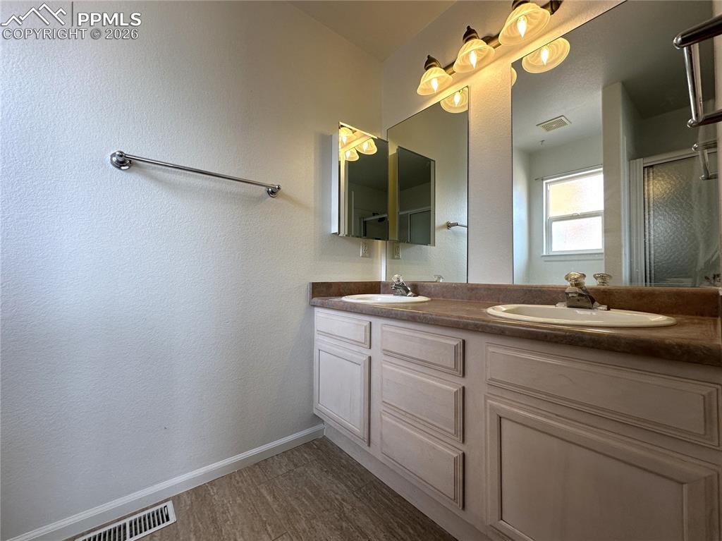 Image 10 of 27: Bathroom