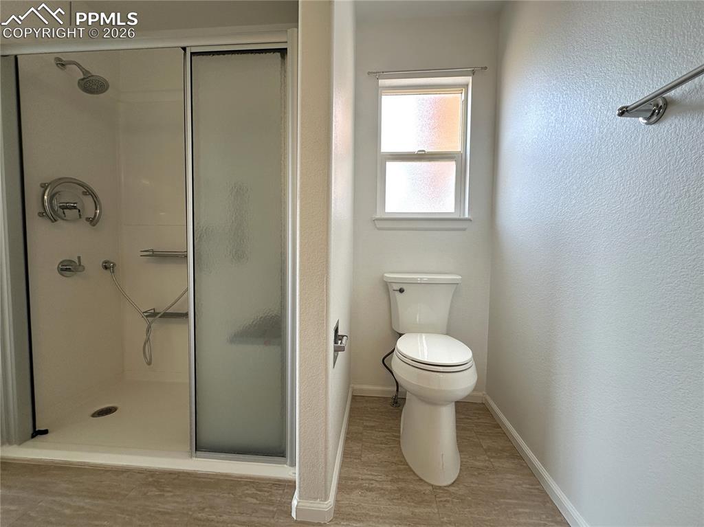 Image 12 of 27: Bathroom