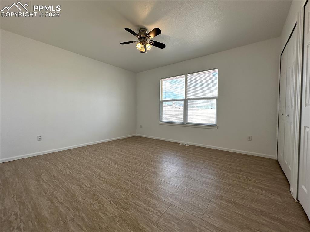 Image 14 of 27: Bedroom