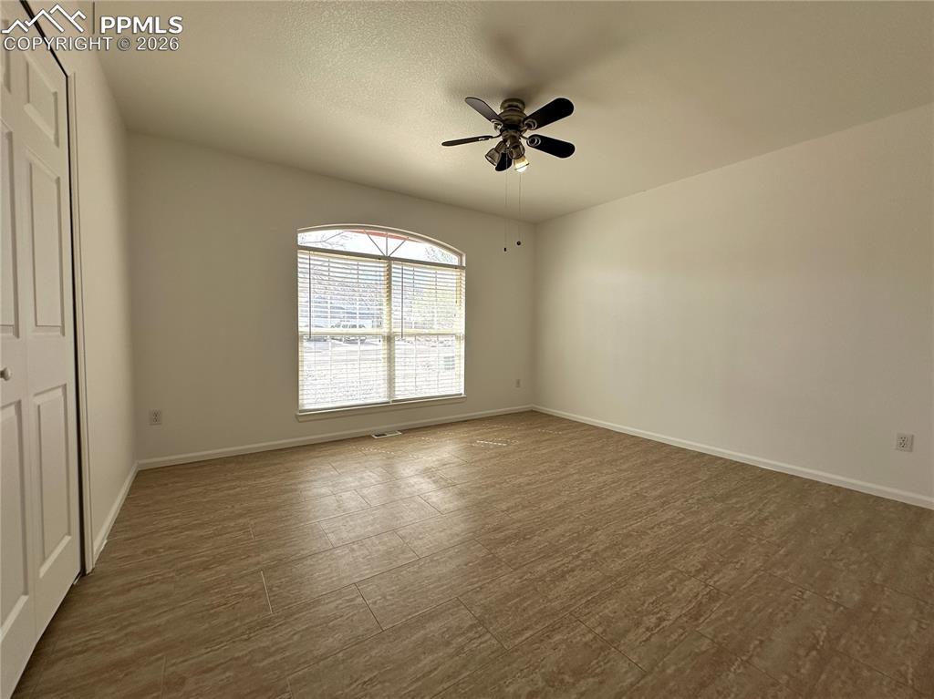 Image 16 of 27: Bedroom