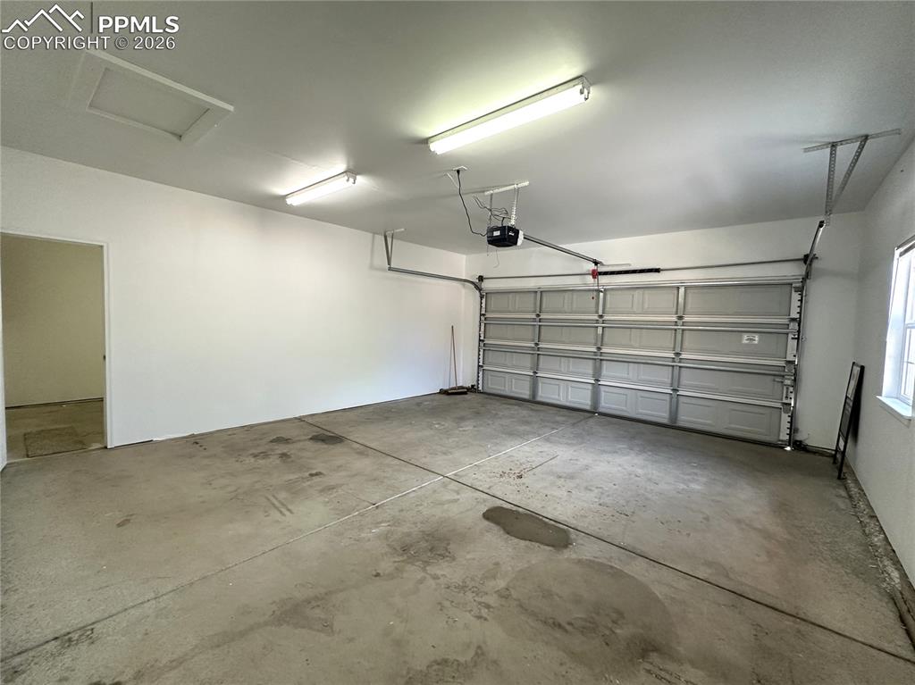 Image 19 of 27: Garage