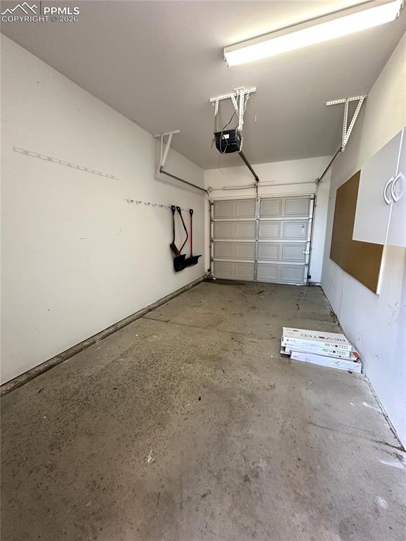 Image 20 of 27: Garage