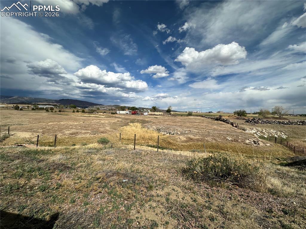 Image 23 of 27: Yard