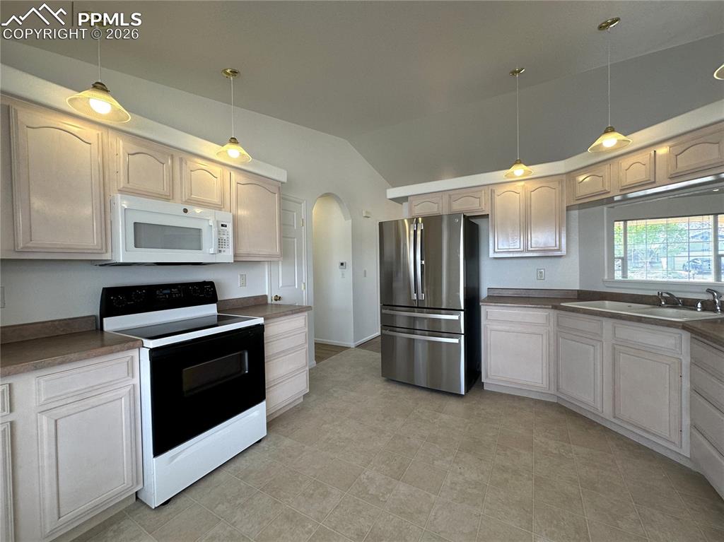 Image 7 of 27: Kitchen