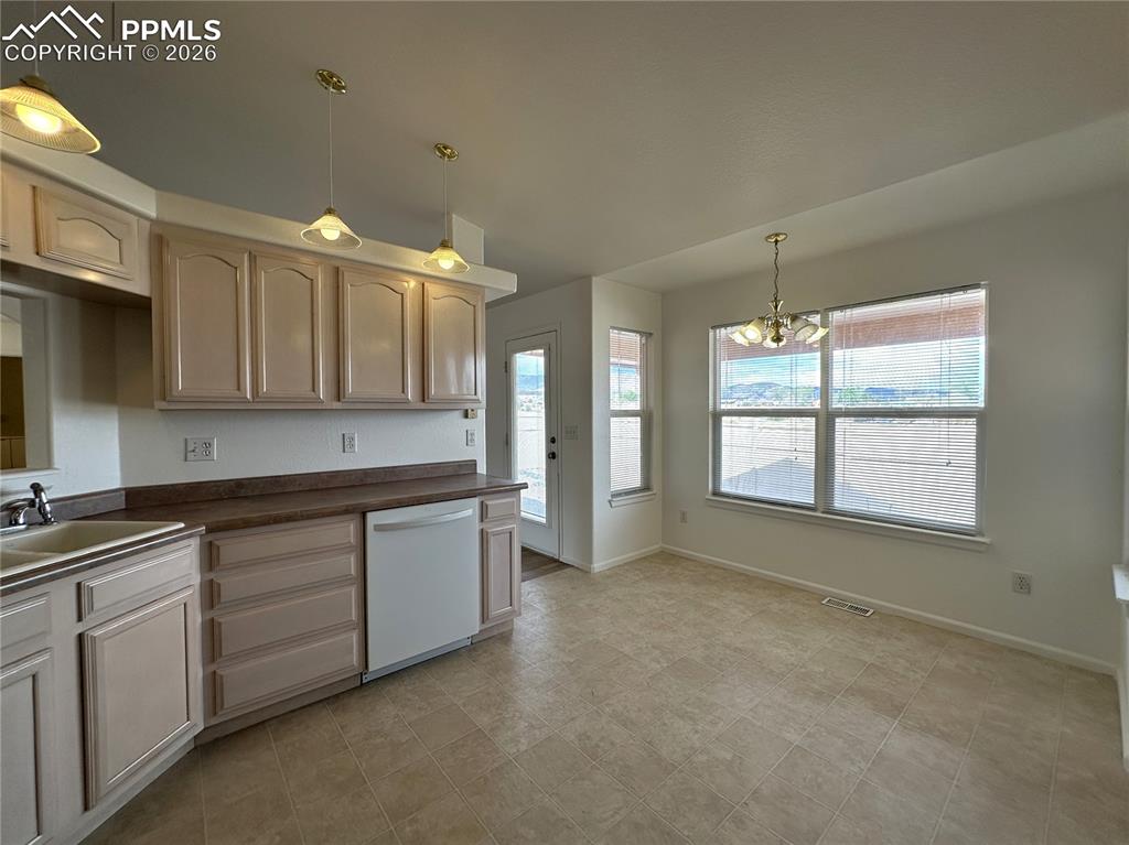 Image 8 of 27: Kitchen