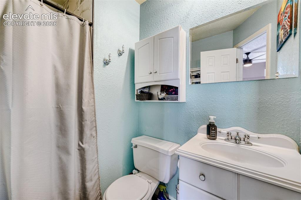Image 15 of 21: Bathroom