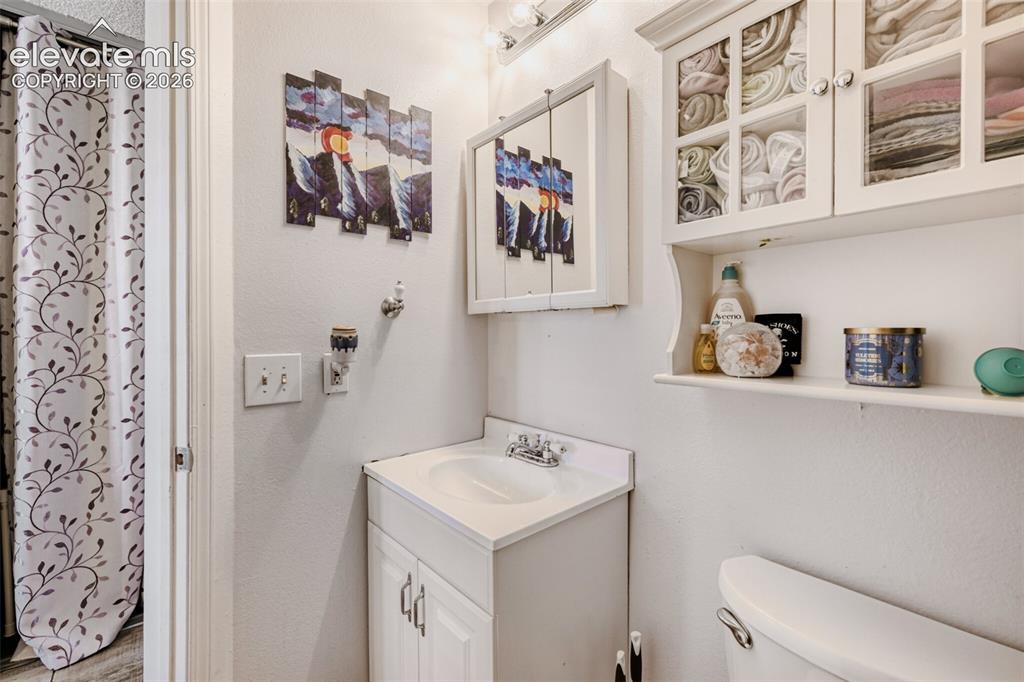 Image 17 of 21: Bathroom