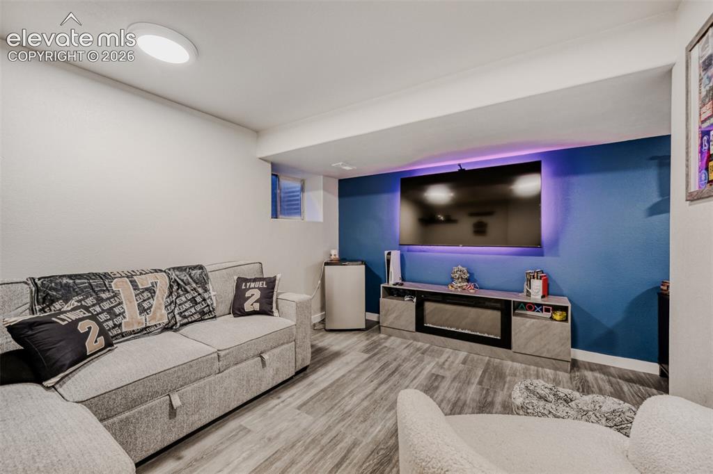 Image 18 of 21: Living Room