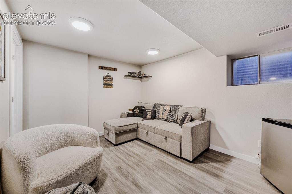 Image 19 of 21: Living Room