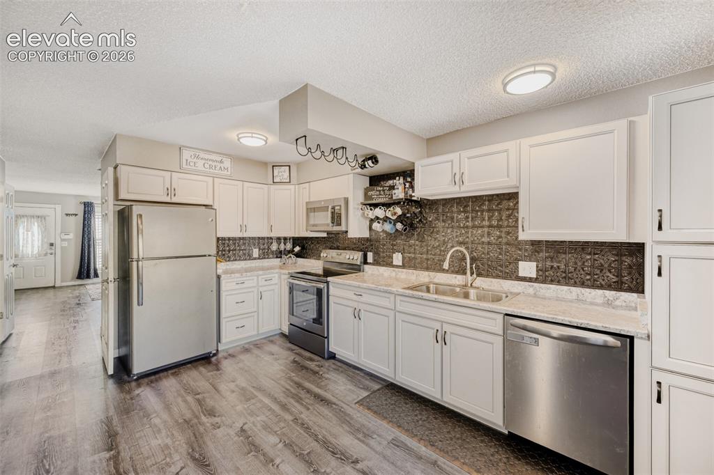 Image 6 of 21: Kitchen