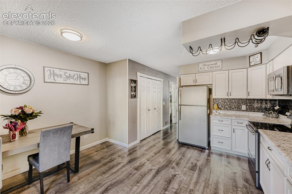 Image 7 of 21: Kitchen