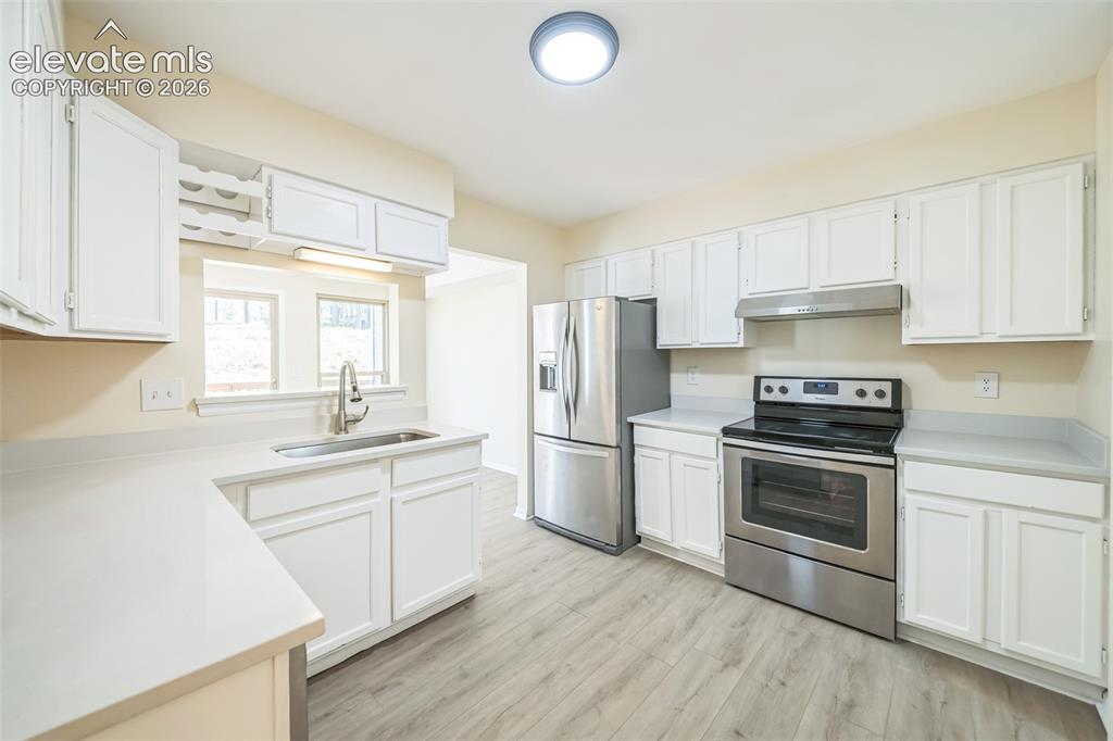 Image 16 of 32: Kitchen