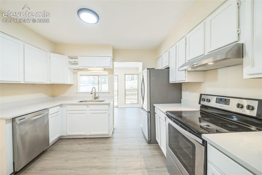 Image 17 of 32: Kitchen
