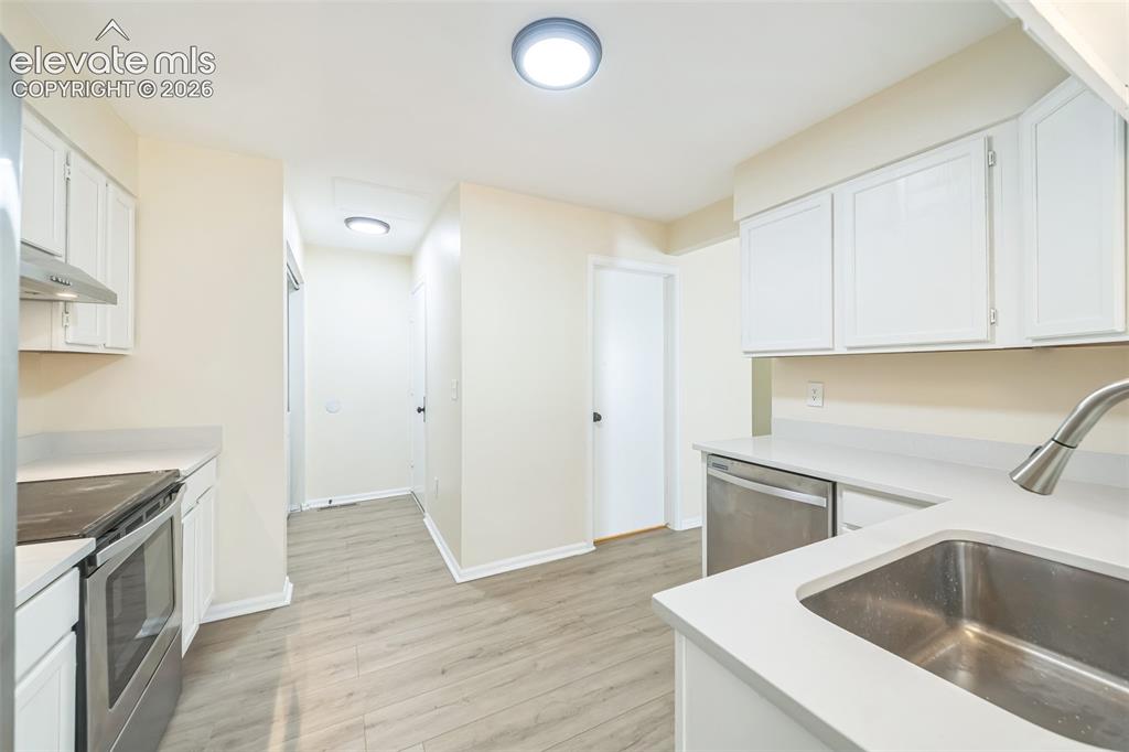 Image 18 of 32: Kitchen