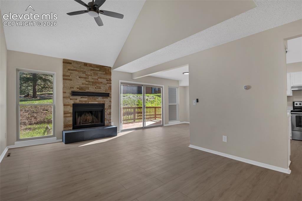Image 7 of 32: Living Room