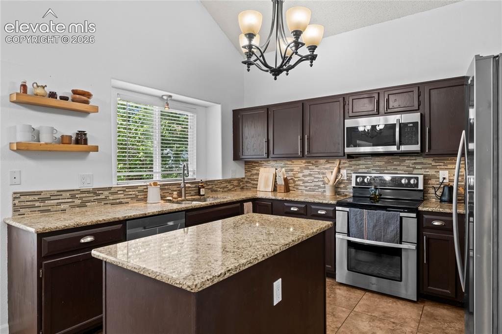 Image 10 of 50: Kitchen