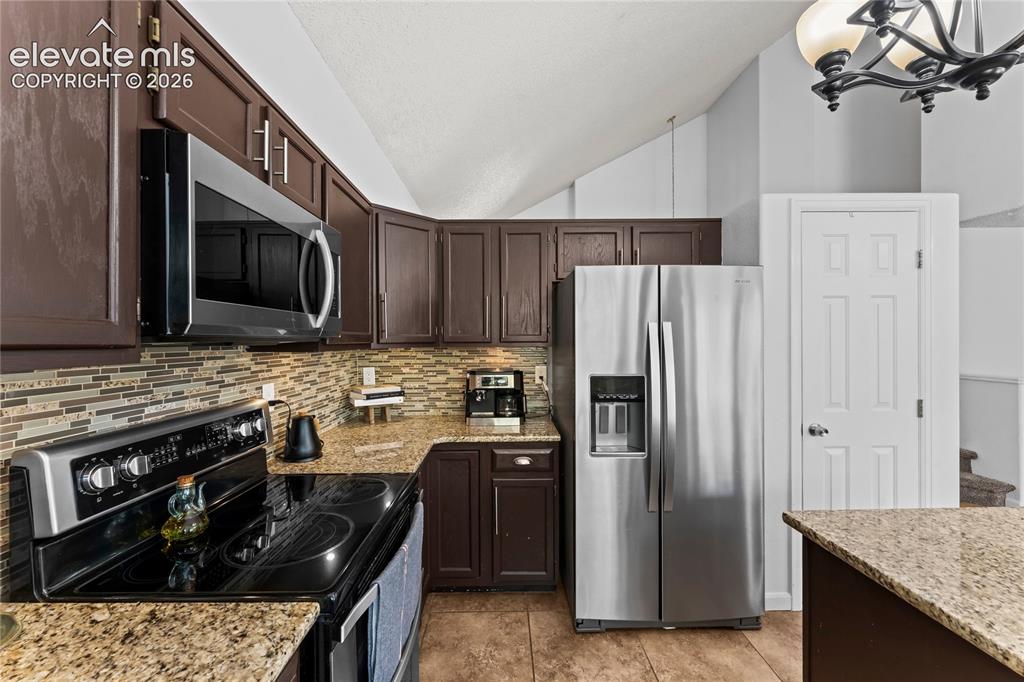 Image 13 of 50: Kitchen
