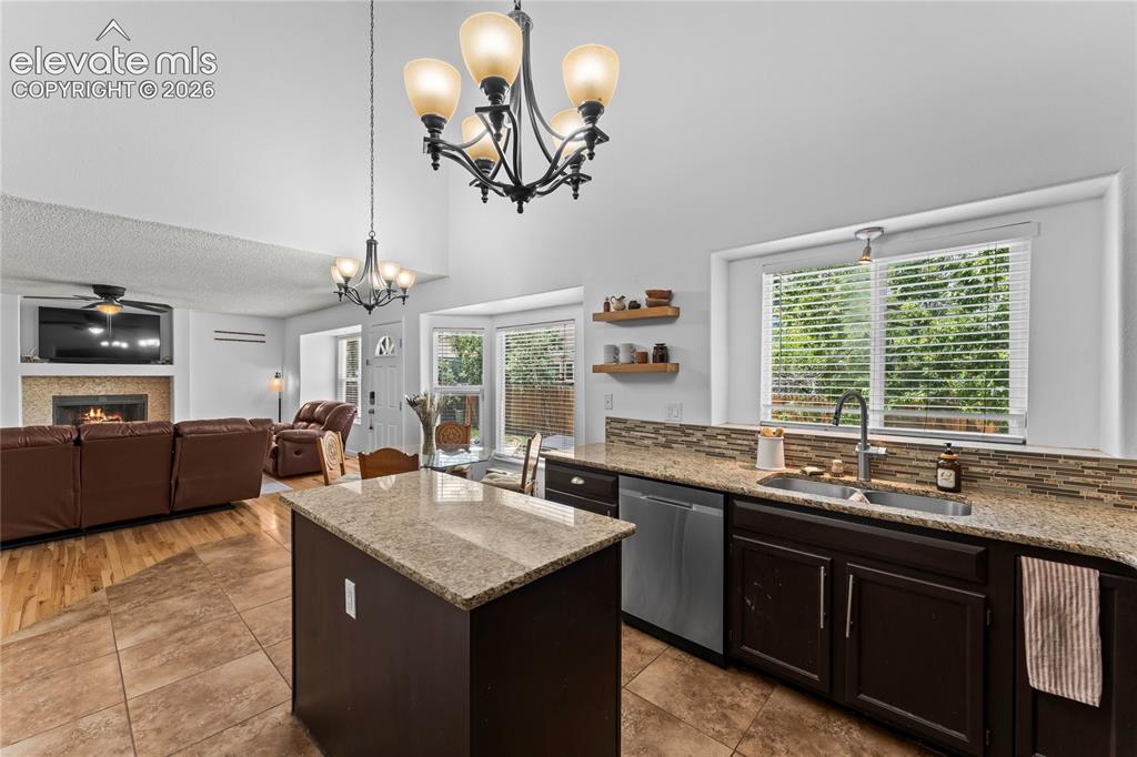 Image 14 of 50: Kitchen