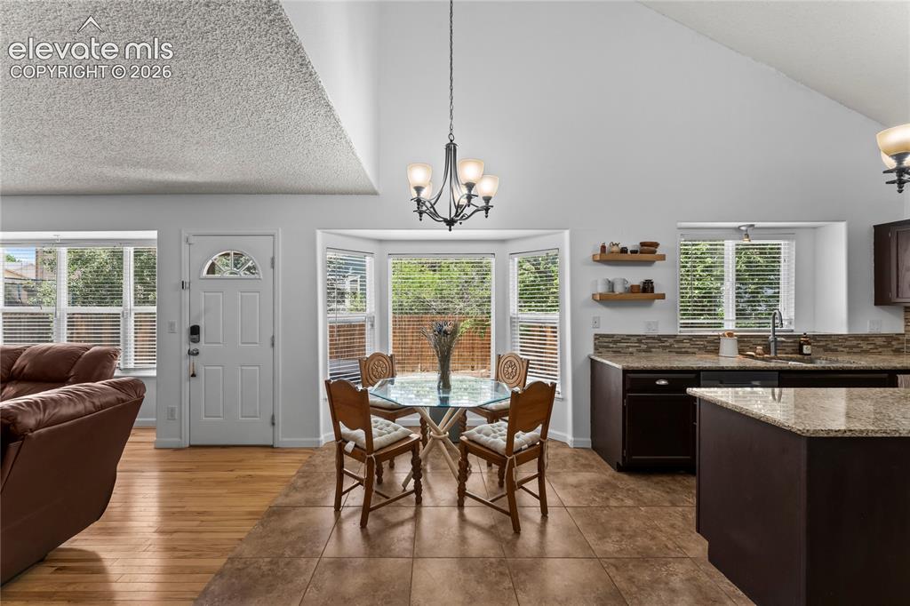 Image 17 of 50: Dining Area
