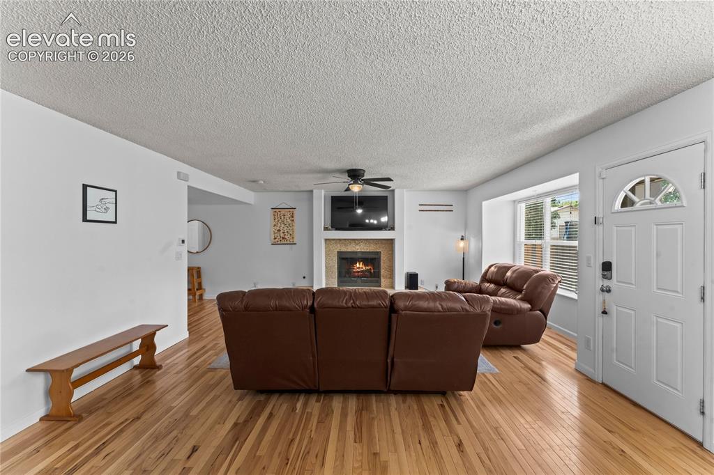 Image 18 of 50: Living Room