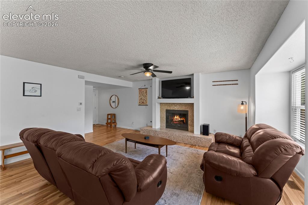 Image 19 of 50: Living Room