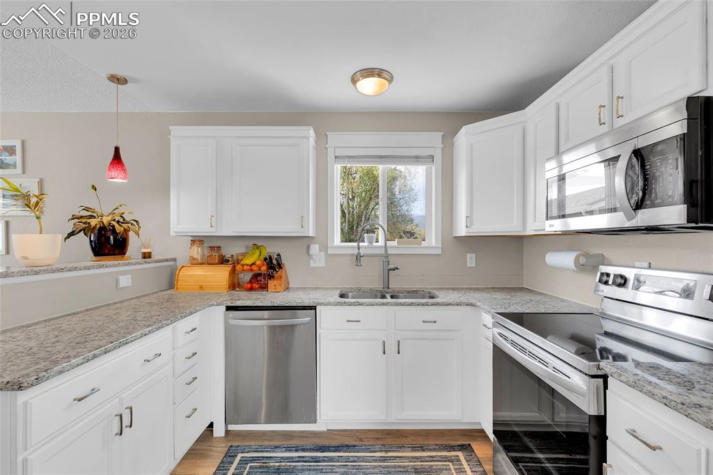 Image 13 of 37: Kitchen