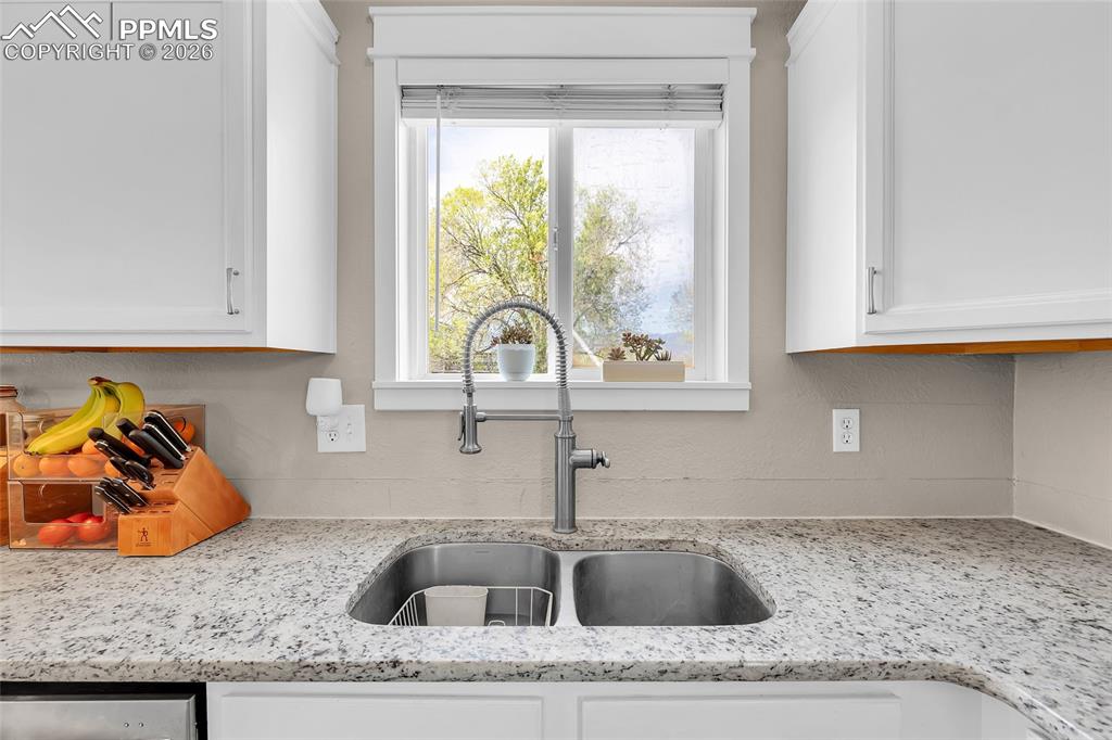 Image 14 of 37: Kitchen