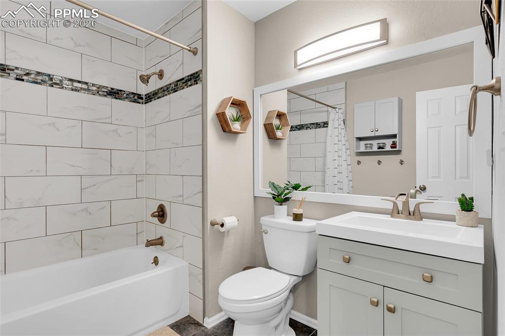 Image 24 of 37: Upper level