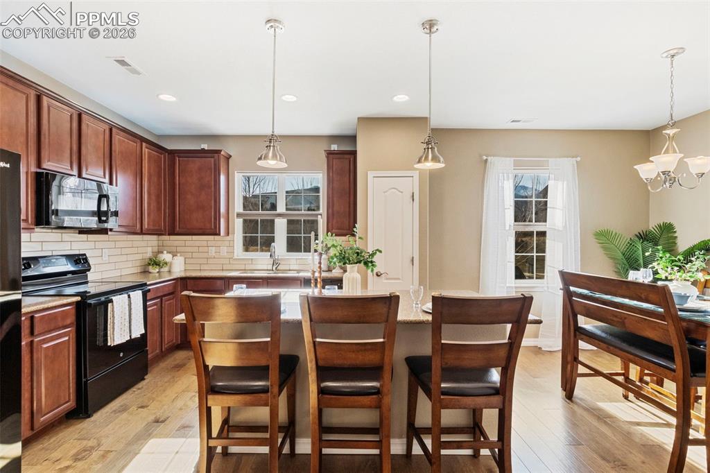 Image 13 of 45: Kitchen