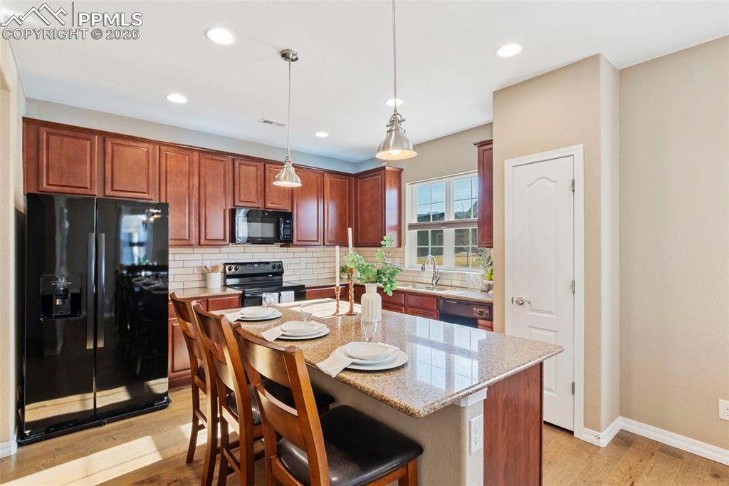 Image 14 of 45: Kitchen