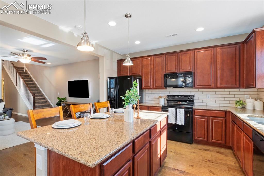 Image 15 of 45: Kitchen