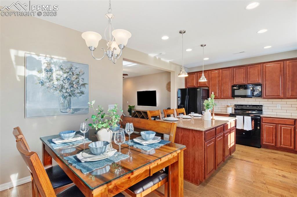 Image 17 of 45: Kitchen